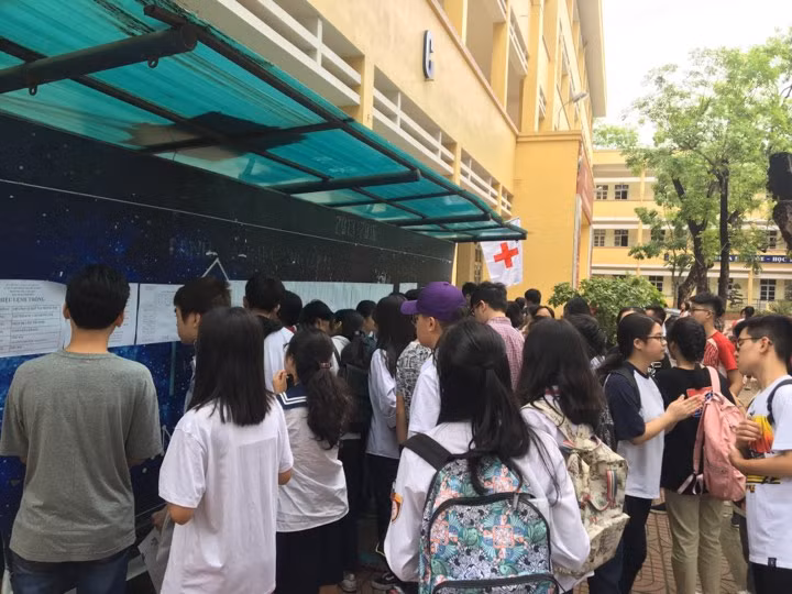 Tren 85.000 thi sinh Ha Noi toi truong lam thu tuc du thi vao lop 10 THPT-Hinh-2