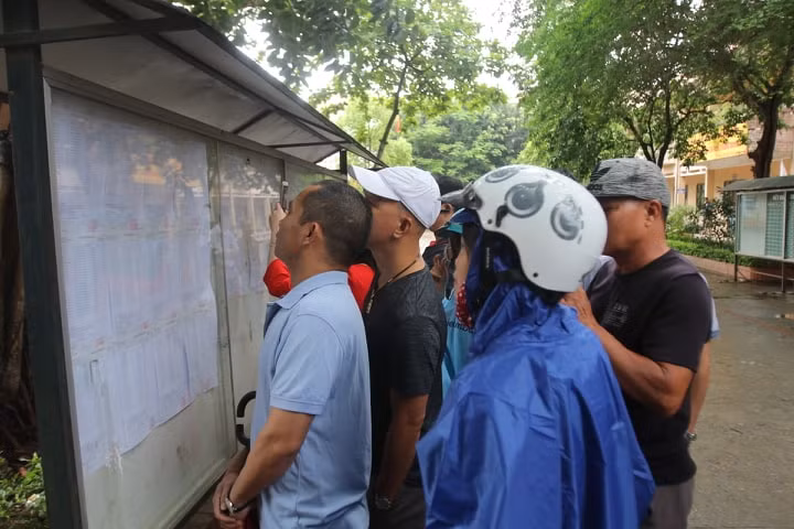 Tren 85.000 thi sinh Ha Noi toi truong lam thu tuc du thi vao lop 10 THPT-Hinh-10