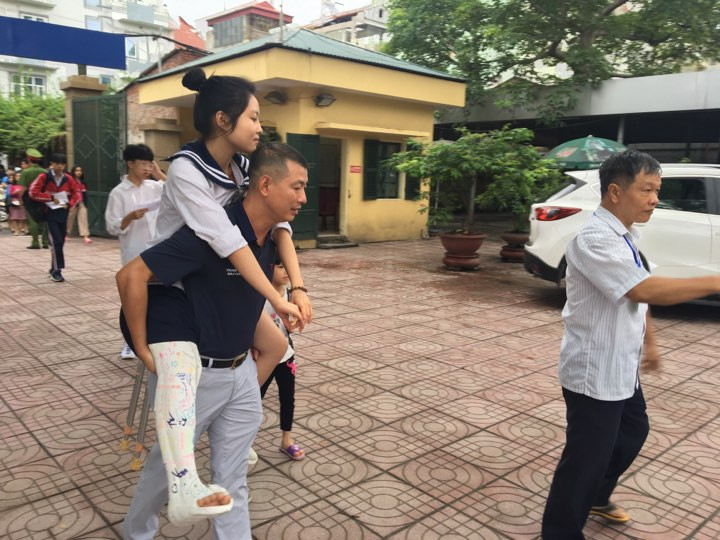 Tren 85.000 thi sinh Ha Noi toi truong lam thu tuc du thi vao lop 10 THPT-Hinh-5