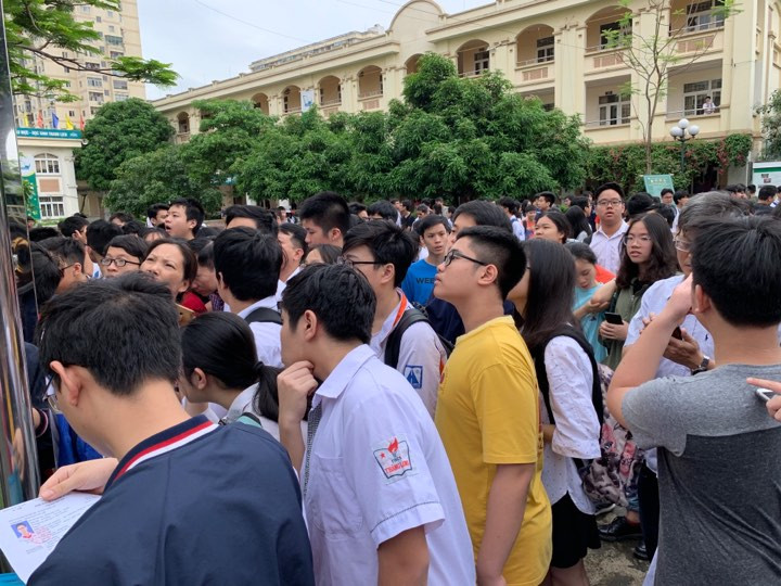 Tren 85.000 thi sinh Ha Noi toi truong lam thu tuc du thi vao lop 10 THPT-Hinh-6