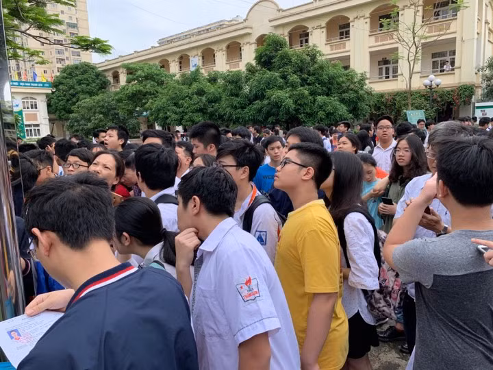 Tren 85.000 thi sinh Ha Noi toi truong lam thu tuc du thi vao lop 10 THPT-Hinh-6