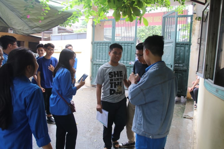 Tren 85.000 thi sinh Ha Noi toi truong lam thu tuc du thi vao lop 10 THPT-Hinh-12