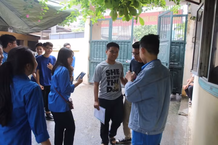 Tren 85.000 thi sinh Ha Noi toi truong lam thu tuc du thi vao lop 10 THPT-Hinh-12