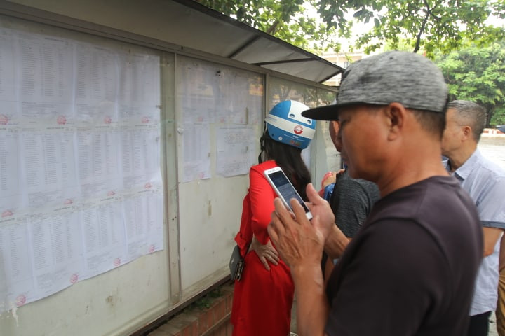 Tren 85.000 thi sinh Ha Noi toi truong lam thu tuc du thi vao lop 10 THPT-Hinh-9