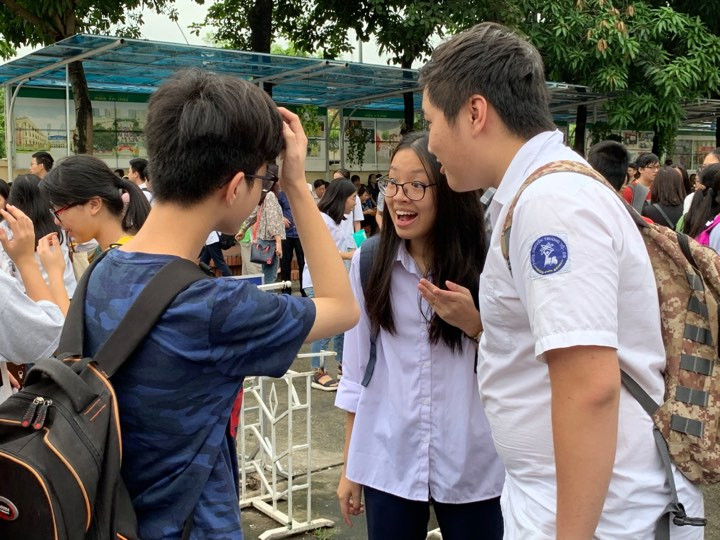 Tren 85.000 thi sinh Ha Noi toi truong lam thu tuc du thi vao lop 10 THPT-Hinh-7