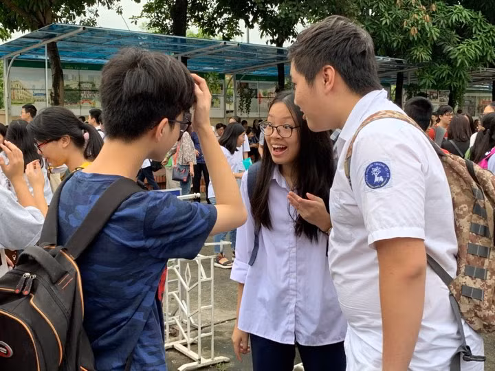 Tren 85.000 thi sinh Ha Noi toi truong lam thu tuc du thi vao lop 10 THPT-Hinh-7