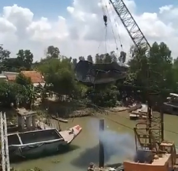 Can canh can cau gay doi khi giai cuu xe tai vu sap cau o Dong Thap-Hinh-3