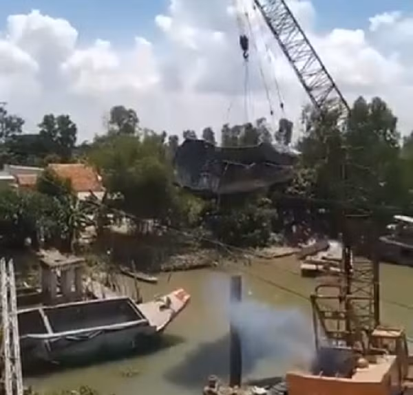 Can canh can cau gay doi khi giai cuu xe tai vu sap cau o Dong Thap-Hinh-3