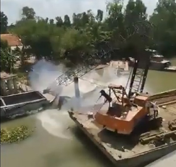 Can canh can cau gay doi khi giai cuu xe tai vu sap cau o Dong Thap-Hinh-4