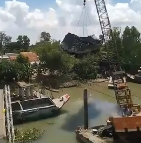 Can canh can cau gay doi khi giai cuu xe tai vu sap cau o Dong Thap-Hinh-2