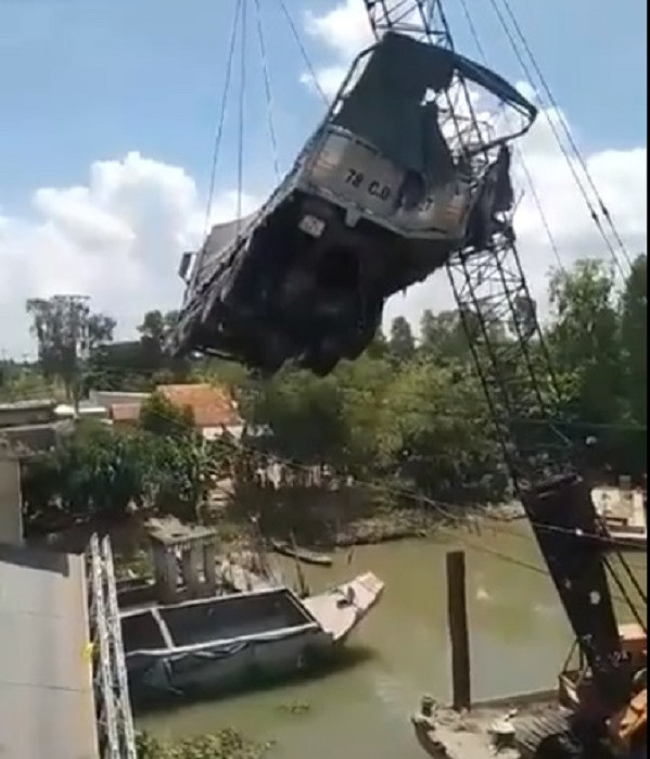 Can canh can cau gay doi khi giai cuu xe tai vu sap cau o Dong Thap