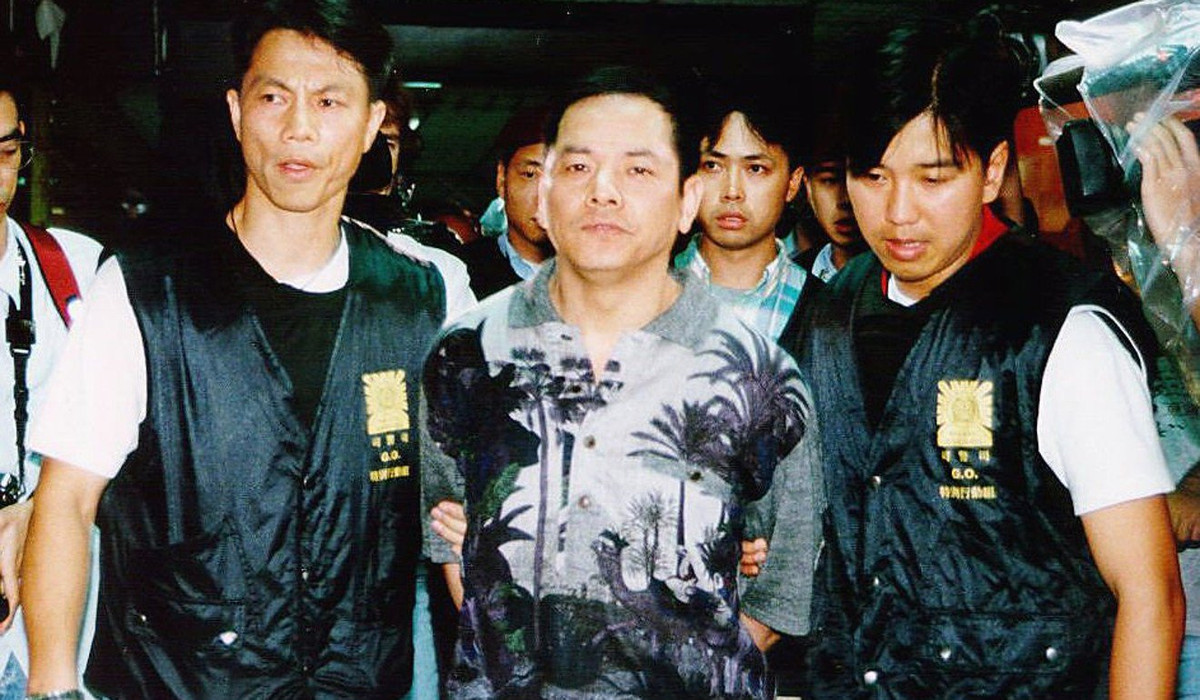 Ông trùm "Răng Gãy" của băng đảng 14K ra hầu tòa năm 1998.