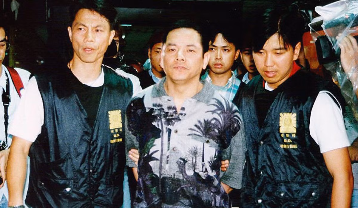 Ông trùm "Răng Gãy" của băng đảng 14K ra hầu tòa năm 1998.