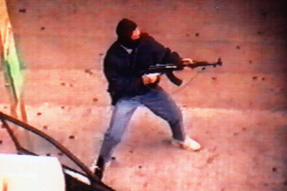 Yip Kai-foon từng mang cả súng trường AK-47 đi cướp tiệm nữ trang.