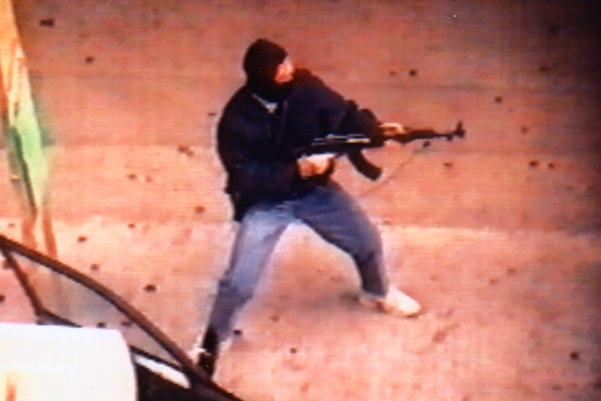 Yip Kai-foon từng mang cả súng trường AK-47 đi cướp tiệm nữ trang.