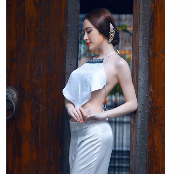 Các cụ, các bà chỉ mặc yếm trần sát cơ thể chứ không hề kèm theo đồ phòng hộ bên trong.