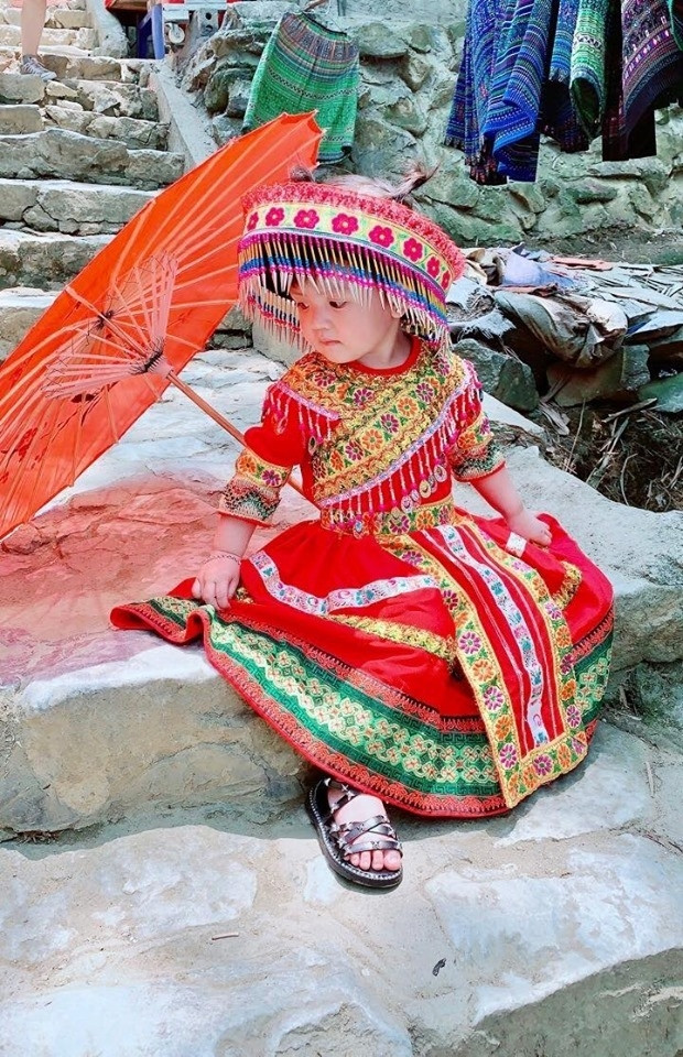 Em be SaPa xinh nhu gai Tay khien dan mang muon “dat gach” xin con dau-Hinh-7