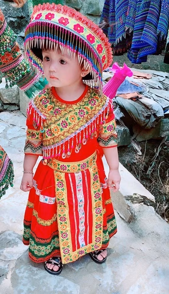 Em be SaPa xinh nhu gai Tay khien dan mang muon “dat gach” xin con dau-Hinh-2