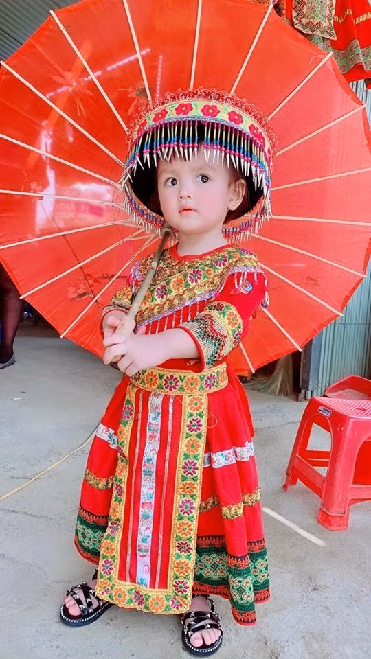 Em be SaPa xinh nhu gai Tay khien dan mang muon “dat gach” xin con dau