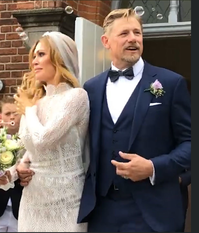 Ngoi sao huyen thoai Peter Schmeichel cuoi cuu nguoi mau Playboy