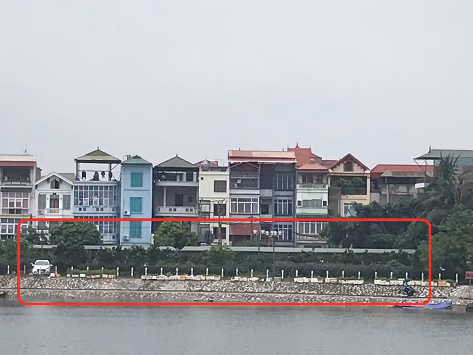 Xung quanh khu vực hồ Đầm Sòi cũng có nhiều ngôi nhà vừa mới hoàn thành không lâu, quy mô từ 2 đến 4 tầng. Ngoài ra tại khu vực hồ Đầm Sòi đang có một bãi trông giữ xe ô tô rộng trên 100m2, được lợp mái tôn, dựng hàng rào bảo vệ rất kiên cố. Bãi xe này cũng nằm khá sát so bờ hồ Đầm Sòi và chưa được cấp phép hoạt động.