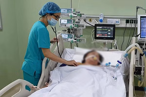 Nang nong lam 2 nguoi chet, 1 nguy kich do soc nhiet o Ha Noi