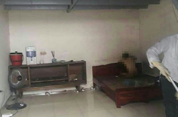 Nguoi dan ba dien chet boc mui trong ngoi nha co hai con-Hinh-2