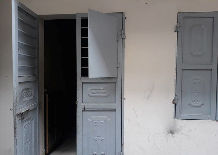 Nguoi dan ba dien chet boc mui trong ngoi nha co hai con