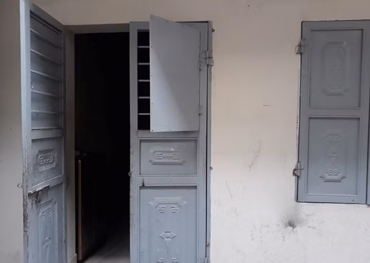 Nguoi dan ba dien chet boc mui trong ngoi nha co hai con