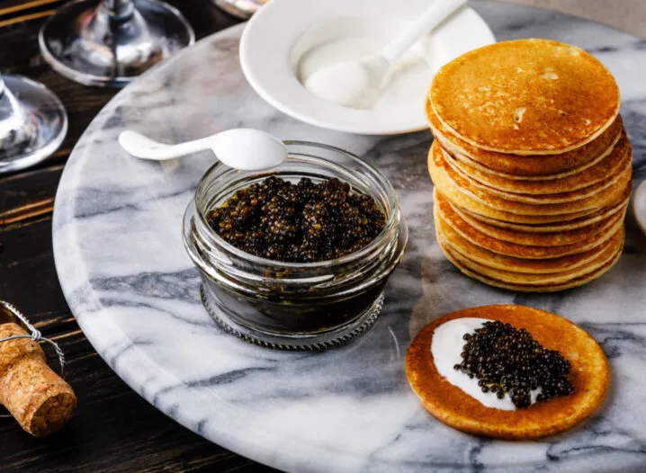 Trứng cá tầm thường chỉ dành cho giới thượng lưu giàu có. Trên thế giới, trứng cá tầm nổi tiếng nhất có xuất xứ từ Nga.