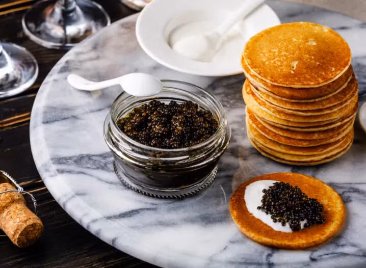 Trứng cá tầm thường chỉ dành cho giới thượng lưu giàu có. Trên thế giới, trứng cá tầm nổi tiếng nhất có xuất xứ từ Nga.