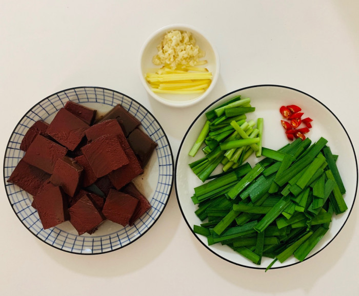 Cách thực hiện: Rửa hẹ để ráo nước. Tiết heo rửa sạch, cắt thành miếng nhỏ.