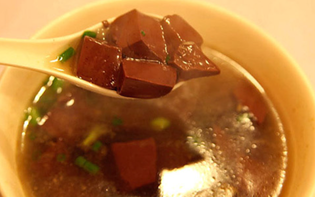 Sau đây là cách làm món tiết heo xào hẹ: Nguyên liệu gồm tiết heo, hẹ, tỏi, gừng, hạt nêm, nước tương, dầu ăn.