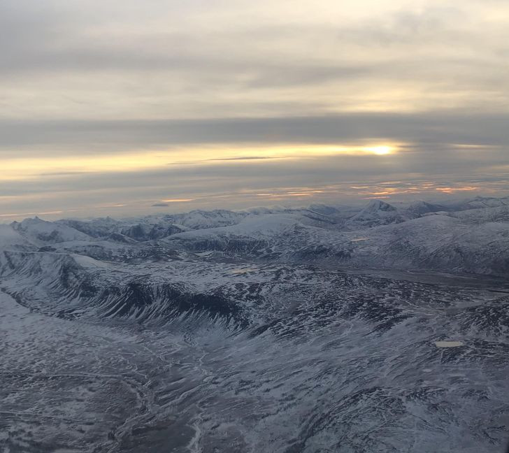 Khoảnh khắc đáng kinh ngạc cho thấy rặng núi giống như những con sóng giữa đại dương.