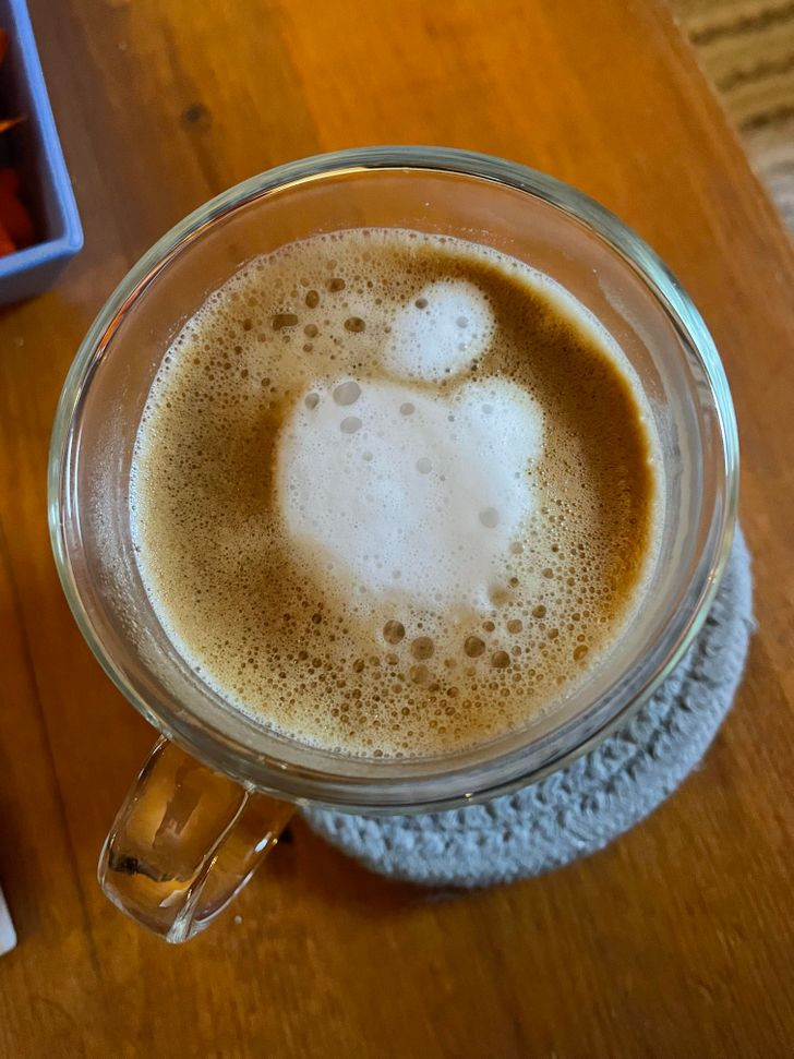 “Logo Apple tình cờ xuất hiện trong cốc cappucccino của tôi”.