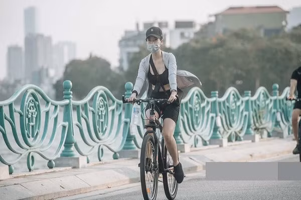 Dien legging goi cam dap xe quanh ho Tay: Ai dep - ai phan cam?