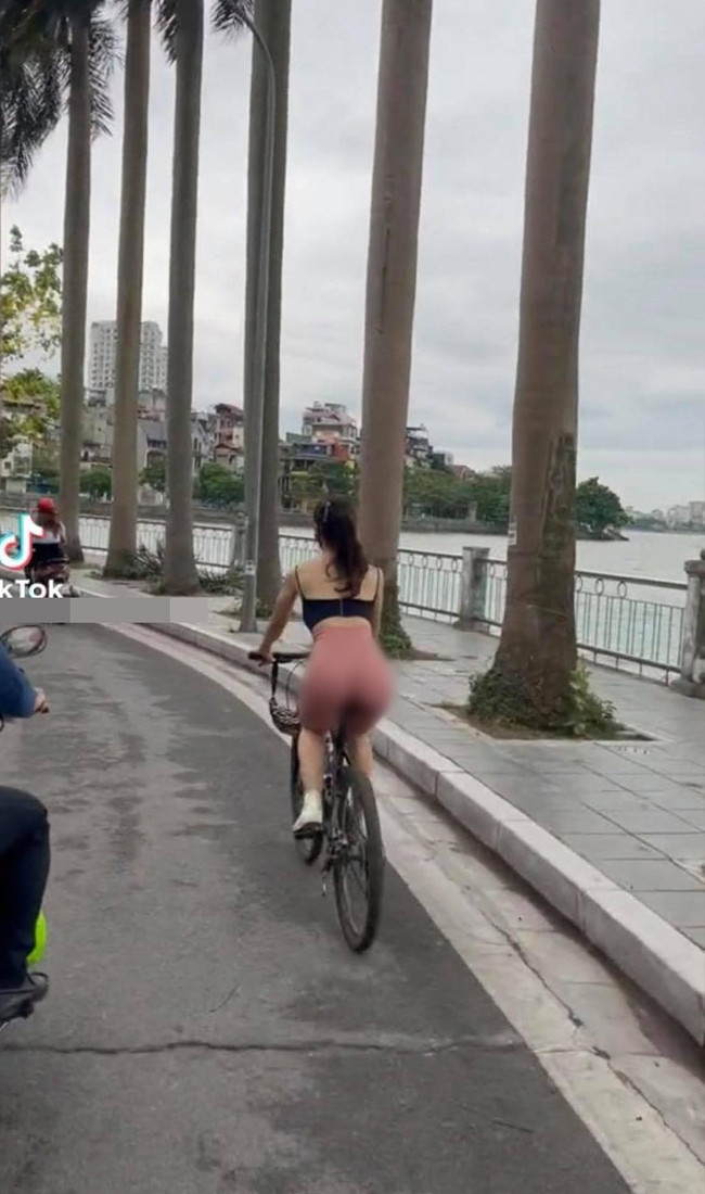 Dien legging goi cam dap xe quanh ho Tay: Ai dep - ai phan cam?-Hinh-2