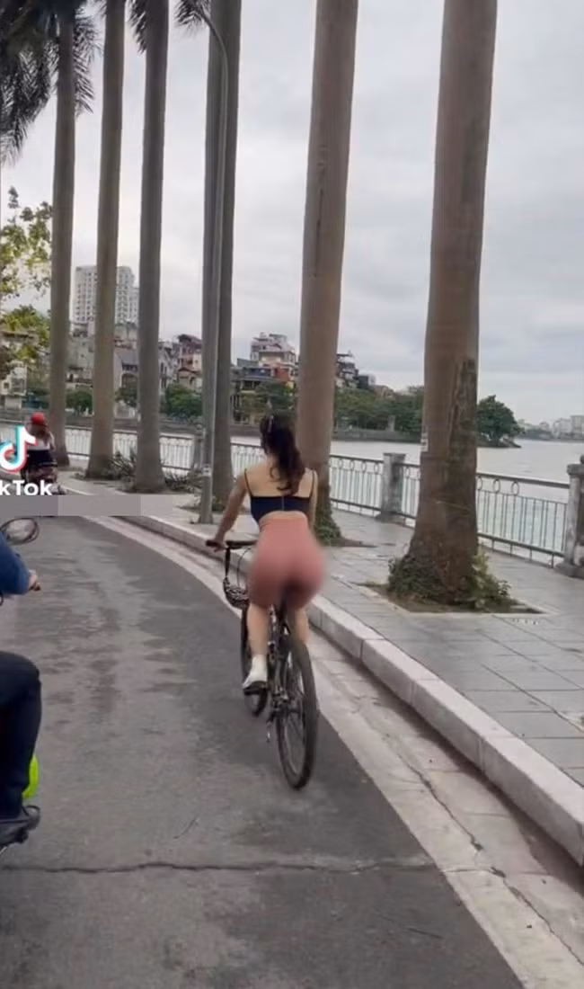 Dien legging goi cam dap xe quanh ho Tay: Ai dep - ai phan cam?-Hinh-2