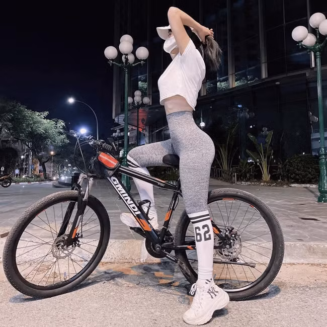 Dien legging goi cam dap xe quanh ho Tay: Ai dep - ai phan cam?-Hinh-17