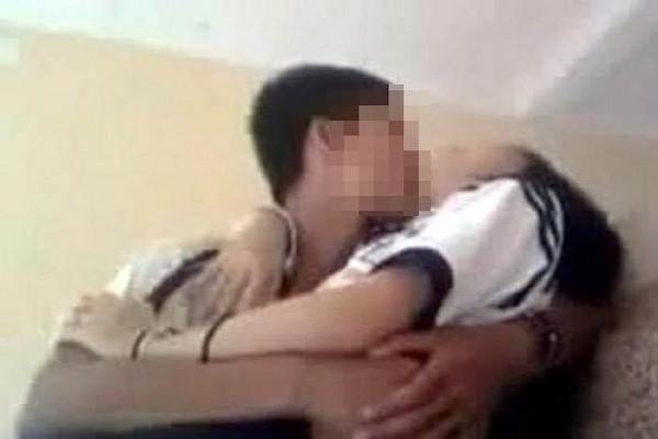 O nha mot minh, thieu nu bi ga trai hang xom hai doi