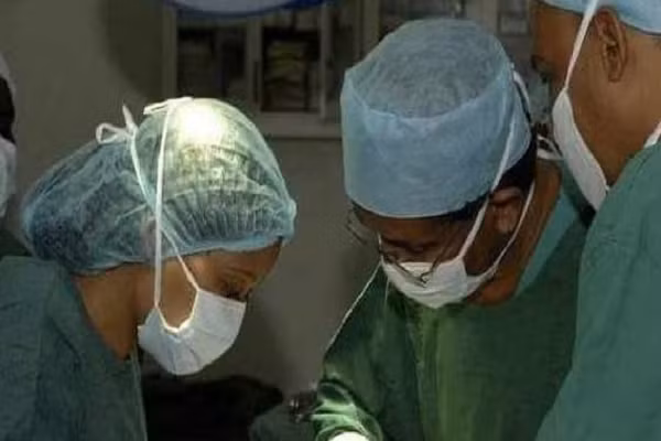 Bé trai 6 tuổi bị "ung thư miệng" vì bố cho ăn thứ này Be trai 6 tuoi bi