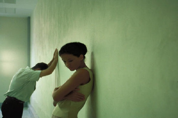 Di ve sinh xong quay ra tim vo, chong lap tuc doi ly hon vi...-Hinh-2