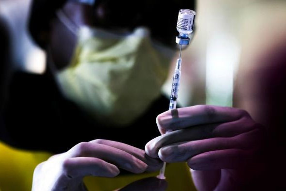 "Cơ quan Quản lý Thực phẩm và Dược phẩm và Cơ quan Kiểm soát và Phòng ngừa Dịch bệnh Mỹ sẽ không phê duyệt vắc xin cho đến khi có một số dữ liệu cho thấy tính an toàn và hiệu quả của nó", Tiến sĩ Philip Landrigan, bác sĩ nhi khoa và nhà miễn dịch học tại Đại học Boston, nói với CNN. Ảnh: Reuters.