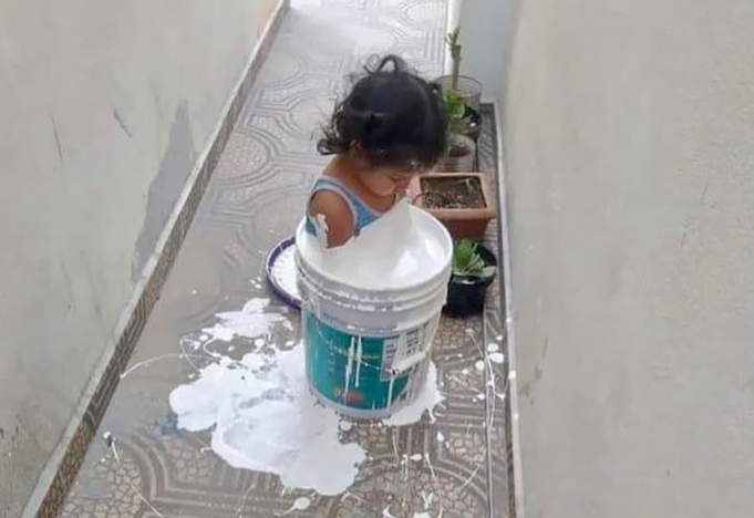 Bé gái chỉ nghĩ đó là xô đựng “nước trắng” mà thôi.