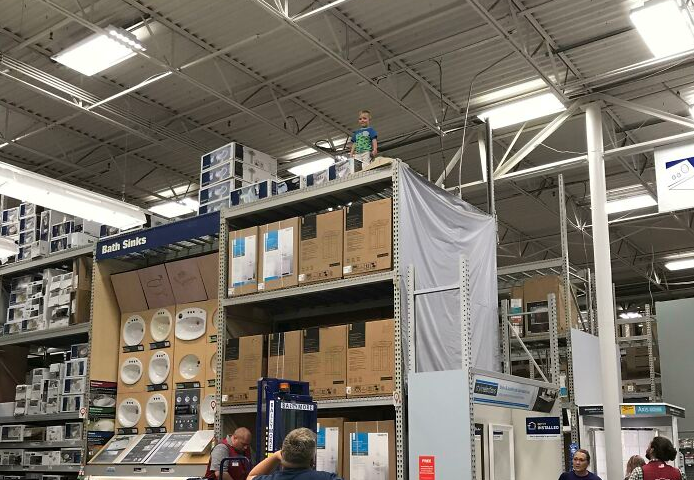 Bằng cách nào đứa trẻ siêu quậy này lại leo lên đó được?