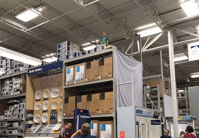 Bằng cách nào đứa trẻ siêu quậy này lại leo lên đó được?