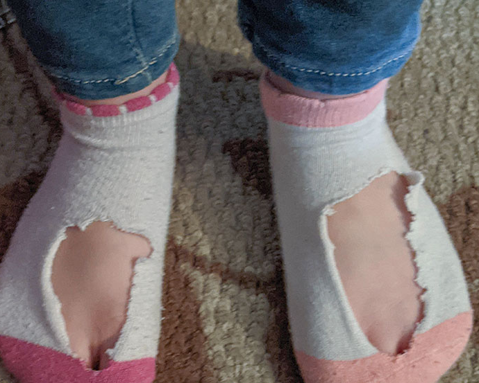 “Con gái 5 tuổi của tôi khoét lỗ ở chiếc tất để bớt nóng”, người đăng bức hình viết.