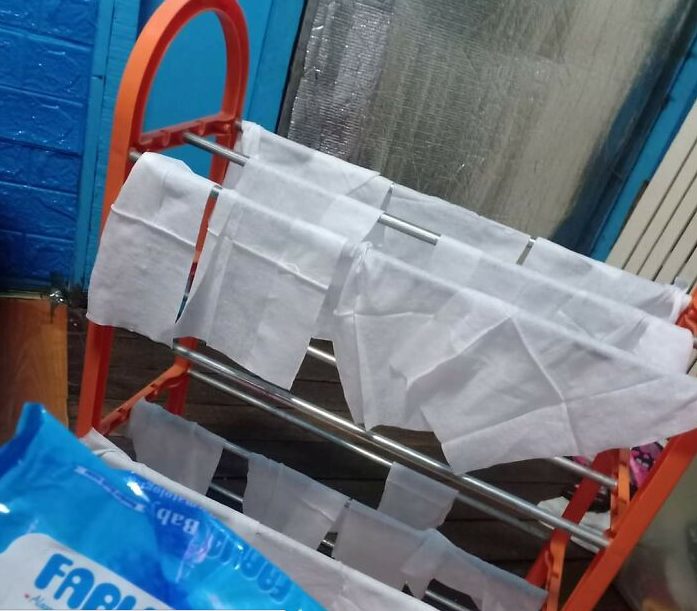 Những đứa trẻ “chăm chỉ” mang phơi khăn ướt cho…khô.