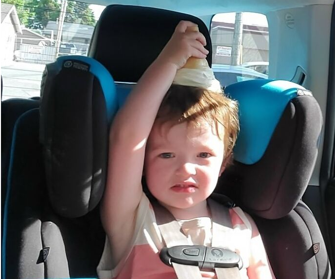 “Con trai tôi bảo nóng và muốn ăn kem. Và kết quả là…”, người đăng bức ảnh viết.