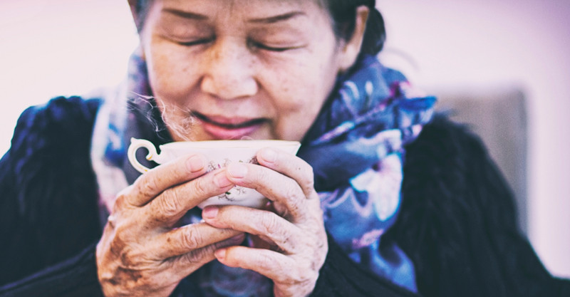 Ngoài ra, người già cần chú ý uống đủ nước dù trời lạnh, nên dùng nước đun sôi, các loại nước ép trái cây tươi. Các cụ cao tuổi phải mặc đủ ấm lúc ngủ cũng như lúc thức, ở trong nhà cũng như khi ra ngoài, chú ý giữ ấm đầu, cổ, bàn chân; tránh ở lâu ngoài trời, thức khuya trong những ngày trời rét để phòng bệnh cảm lạnh, viêm phổi hay các biến chứng tim mạch. Ảnh: PC.